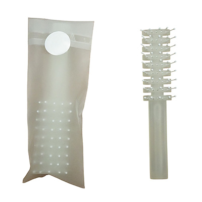BROSSE À CHEVEUX DANS UN SACHET ADHÉSIVE